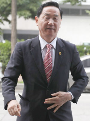 김상곤 사회부총리 겸 교육부 장관 후보자가 서울 영등포구 여의도 교육시설공제회관에 마련된 인사청문회 준비 사무실로 출근하고 있다. 연합뉴스