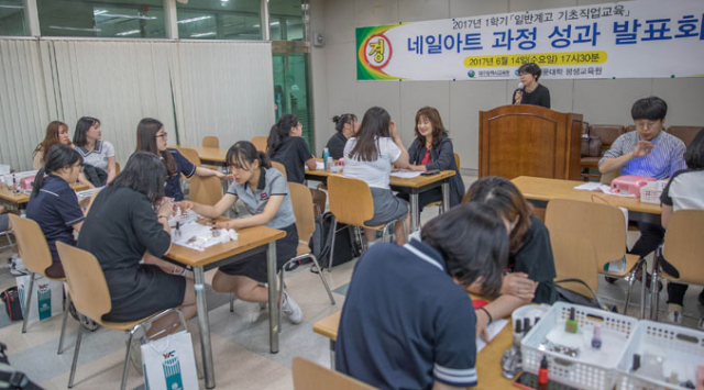 네일아트 발표회에 나선 참가 학생들이 가족, 친구들에게 네일아트 실력을 선보이고 있다.