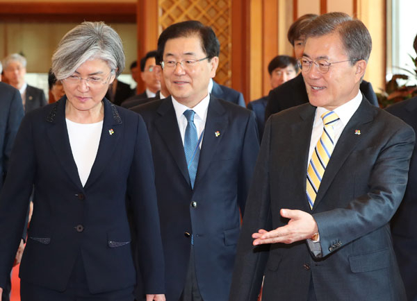 문재인 대통령이 18일 청와대에서 강경화 외교부 장관 임명식을 마치고 차담회 장소로 이동하고 있다. 연합뉴스