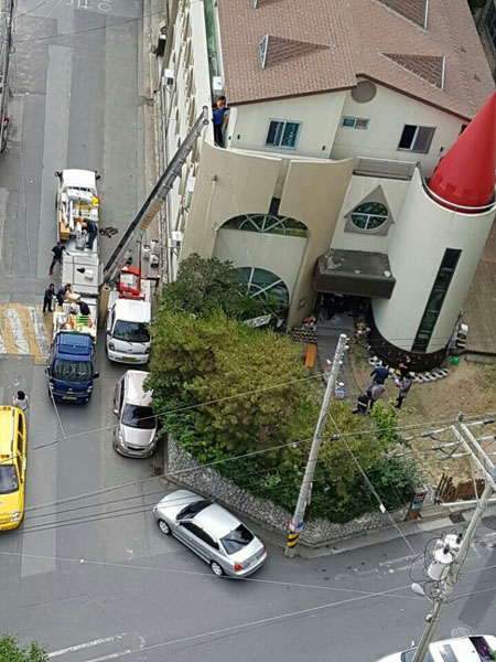 지난 12일 궁전유치원 건물인도 강제집행이 진행돼 유치원생들이 불안에 떨었다. 학부모 제공