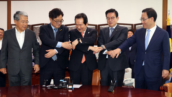 19일 오전 국회에서 열린 국회의장-4당 원내대표 정례회동에서 정세균 의장과 각 당 원내대표가 기념사진을 찍기 위해 손을 맞잡고 있다. 왼쪽부터 김동철 국민의당