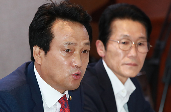 더불어민주당 안민석 의원이 20일 오전 국회 의원회관에서 최순실 재산몰수 특별법 추진 여야 의원 모임 결성과 관련해 발언하고 있다. 이 모임엔 더불어민주당, 국민의당, 바른정당 등 22명의 의원과 자유한국당 김성태 의원 등 총 23명이 참여했다. 연합뉴스
