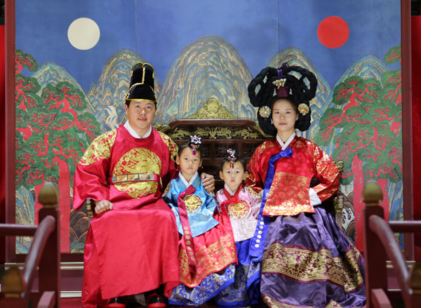 문경새재오픈세트장 내 사정전에 마련된 용상체험장은 관광객이 조선시대 왕과 왕비가 되어보는 체험시설이다. 오픈세트장 내 최고 명소로 한 해 9만 명이 왕과 왕비로 변신한다. 문경시 제공