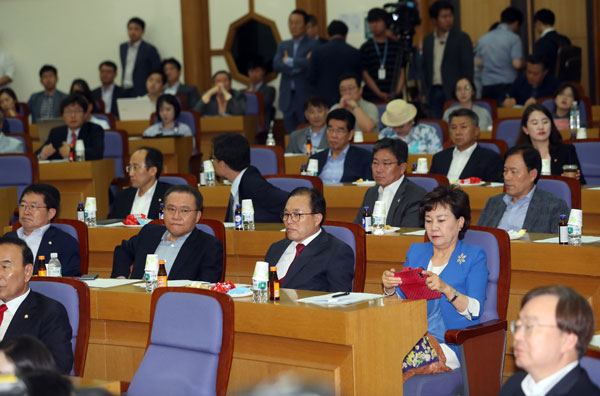 자유한국당 대표 선거에 출마한 홍준표 전 경남도지사가 20일 오후 서울 여의도 국회 의원회관에서 열린 당 대표 후보자 초청 토론회에서 발언을 하고 있다. 연합뉴스