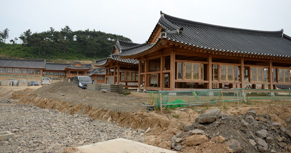 영천시가 3대 문화권 사업의 하나로 영천시 화룡동 마현산 자락에 조성 중인 한의마을 공사 현장. 내년에 국비 31억800만원을 확보해야 사업을 마무리할 수 있다. 민병곤 기자