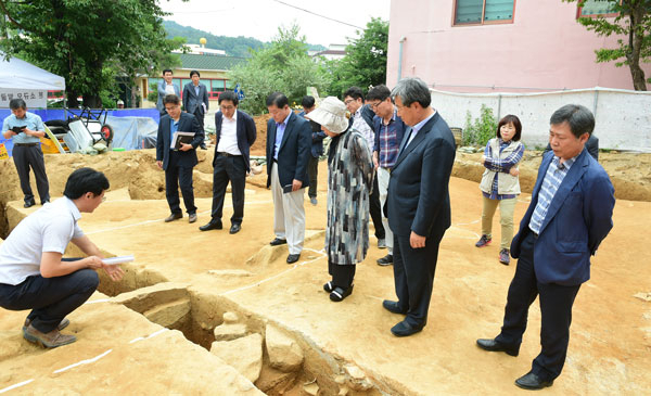 나선화(오른쪽에서 두 번째) 문화재청장이 20일 대가야 궁궐터가 발견된 고령군을 찾아 정상석 (재)가온문화재연구원장으로부터 설명을 듣고 있다. 고령군 제공