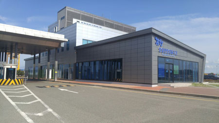 공사를 끝낸 영일만항 입출국장 모습. 경북도 제공