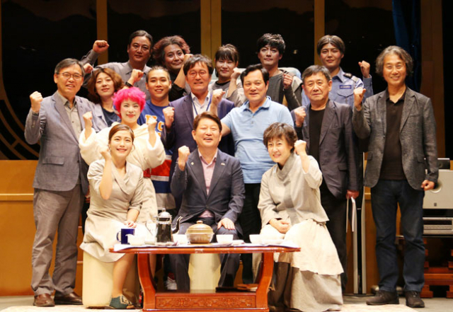 대구를 연극 열풍으로 몰아넣었던 제2회 대한민국연극제가 19일간의 일정을 마치고 20일 폐막했다. 금상을 받은 대구 \