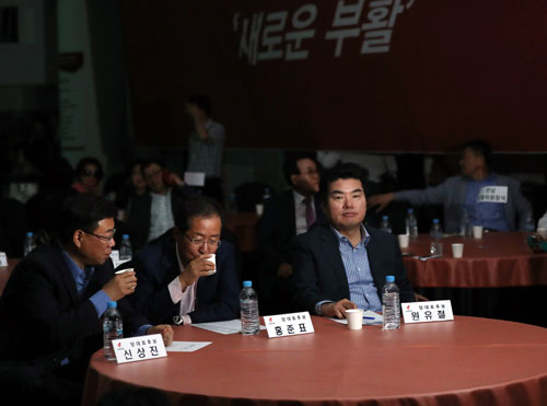 21일 오후 광주 동구 무등파크호텔에서 열린 자유한국당 대표 및 최고위원 선출 제2차 전당대회 호남권 타운홀 미팅 행사 중 정전이 돼 당 대표 후보들이 전기가 복구되길 기다리고 있다. 앞줄 왼쪽부터 신상진, 홍준표, 원유철 후보. 연합뉴스