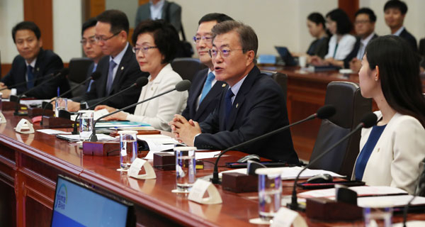 문재인 대통령이 21일 오후 청와대 본관 세종실에서 열린 첫 일자리위원회 1차 회의를 주재하고 있다. 연합뉴스