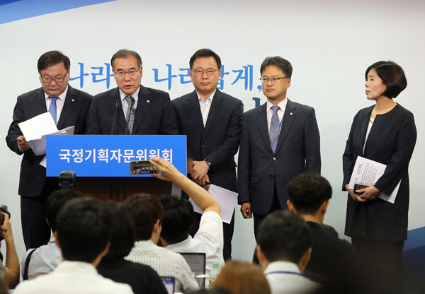 22일 오전 서울 종로구 통의동 국정기획자문위원회에서 통신비 절감대책 브리핑이 열렸다. 왼쪽부터 이개호 국정위 경제2분과 위원장, 박광온 국정위 대변인, 더불어민주당 김태년 정책위의장, 김정우 국정위 경제2분과 위원, 최민희 국정위 통신부문 자문위원. 연합뉴스