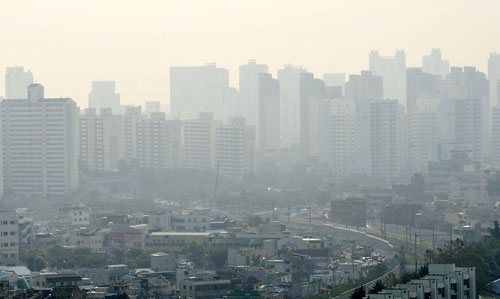 건설업계가 깨끗한 실내 공기를 원하는 아파트 수요자의 요구를 반영해 미세먼지를 차단하거나 줄여주는 기술을 분양 아파트에 적용하기 시작했다. 미세먼지로 가득 찬 대구 도심 아파트 단지. 매일신문 DB