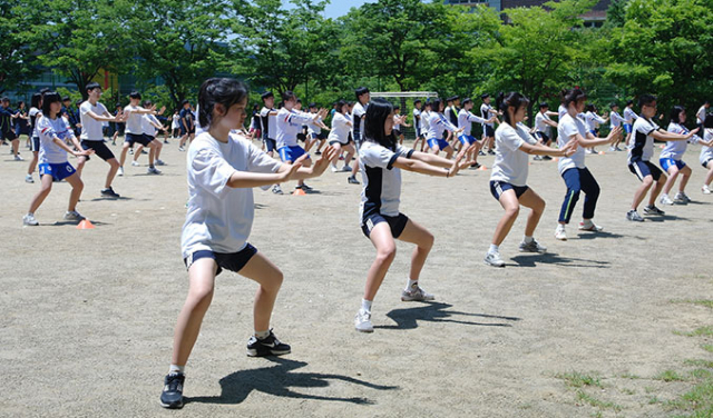 매주 목요일 등교 직후 논공중학교 학생들은 국학기공으로 심신을 단련한다. 학생들이 국학기공 중 단공대맥형 동작에 열중하고 있다.논공중 제공