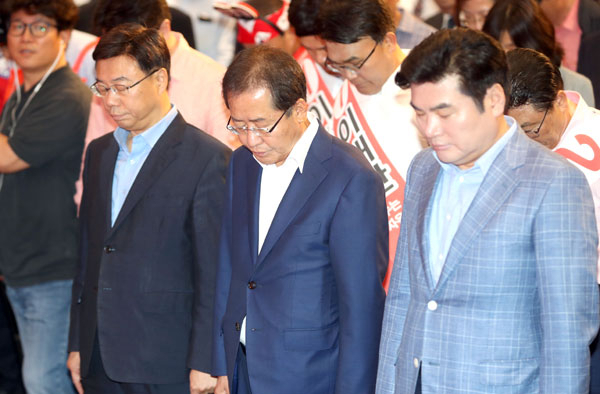 자유한국당 대표 후보들이 25일 오후 부산항국제여객터미널 콘퍼런스홀에서 열린 부산