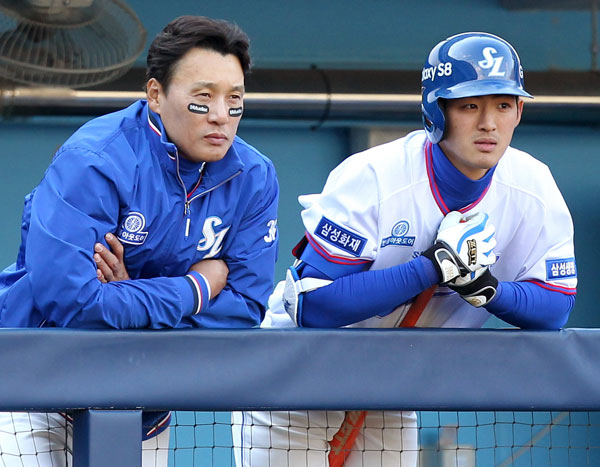 삼성 라이온즈의 현재와 미래를 상징하는 이승엽과 구자욱이 나란히 경기를 지켜보고 있다. 삼성 라이온즈 제공