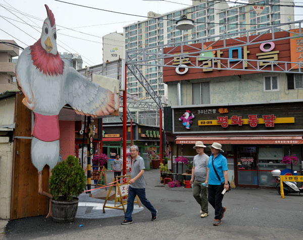 25일 오후 대구 동구 평화시장 닭똥집 명물거리에 조류 인플루엔자 여파에도 손님들의 발길이 이어지고 있다. 우태욱 기자 woo@msnt.co.kr