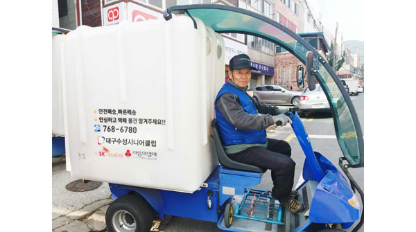 전동차에 택배상자를 싣고 아파트 거점으로 이동 중인 모습. 수성구청 제공