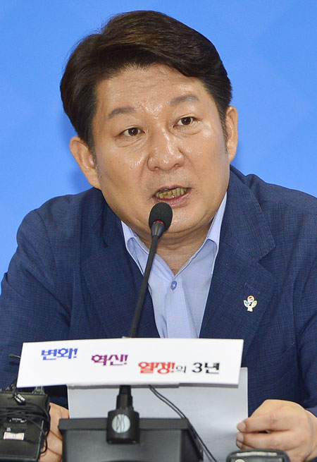 권영진 대구시장이 26일 대구시청에서 민선 6기 취임 3주년 기자간담회를 열고 성과를 소개하고 있다. 성일권 기자 sungig@msnet.co.kr