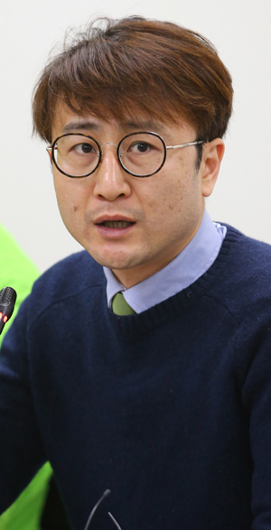 국민의당은 27일 대선 당시의 제보 조작 파문과 관련한 진상 조사에 착수했다. 당원 이유미 씨로부터 해당 제보를 받은 이준서 전 최고위원은 이 씨가 제보한 녹취 등이 허위라는 사실을 알면서도 기자회견을 강행했다는 의혹을 받고 있다. 지난해 2월 서울 마포당사 최고위원회의에서 발언하는 이 전 최고위원. 연합뉴스