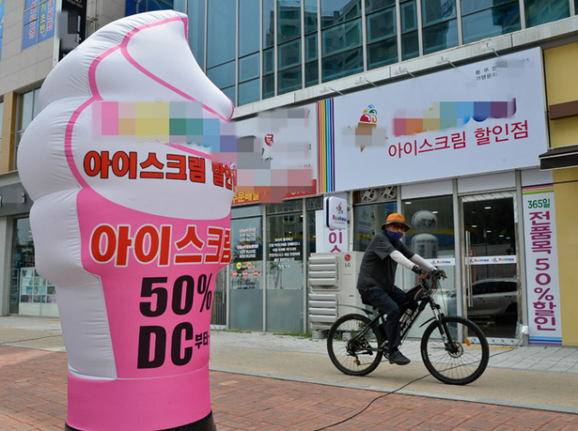 최근 아이스크림 할인점이 빠르게 늘면서 동네마트 업주들이 반발하고 있다. 대구시내 한 아이스크림 할인점. 우태욱 기자 woo@msnet.co.kr