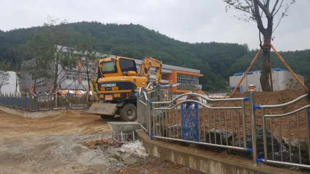 봉화 청량중학교에서 포클레인이 굉음을 내며 운동장 공사를 하고 있다. 마경대 기자
