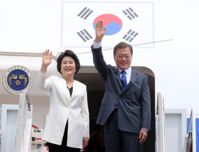 문재인 대통령과 부인 김정숙 여사가 28일 오후 성남 서울공항에서 미국으로 출발하기에 앞서 손을 들어 인사하고 있다. 연합뉴스