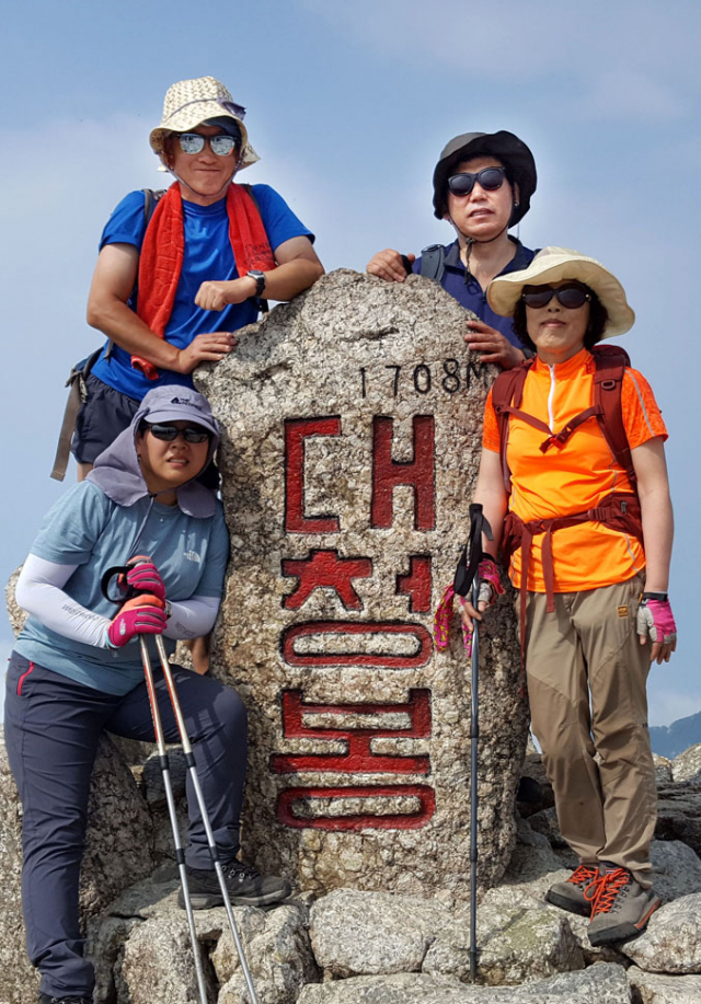 지난 23일 오후 설악산 대청봉 정상에 오른 일행. 앞줄 왼쪽부터 시계 방향으로 류명화, 이상갑, 진성만, 김한숙 씨.