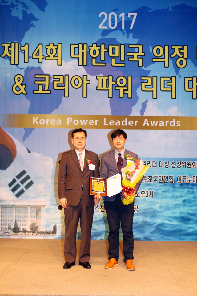 정우석(오른쪽) 교수가 