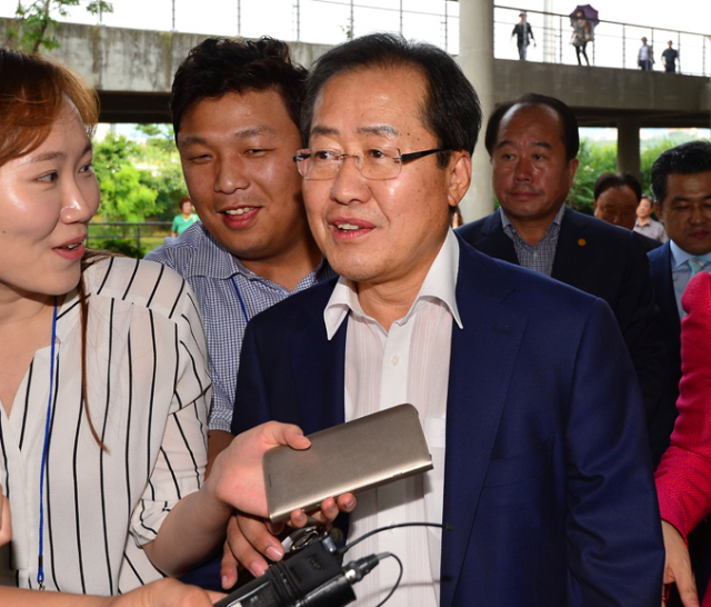 홍준표 자유한국당 대표 후보가 28일 오후 경산실내체육관에서 열린 대구경북 합동연설회에서 