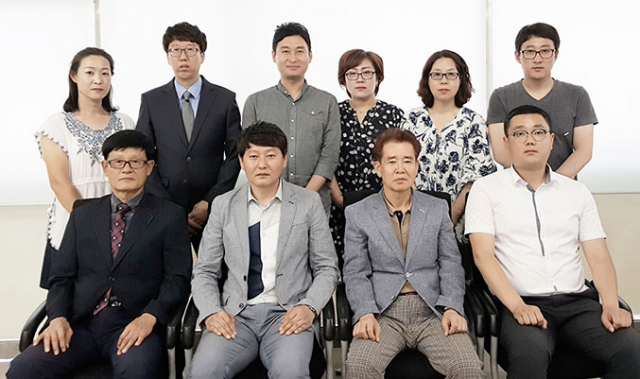 영주시니어클럽 직원들이 우수기관상 수상 기념 촬영을 했다. 영주시 제공
