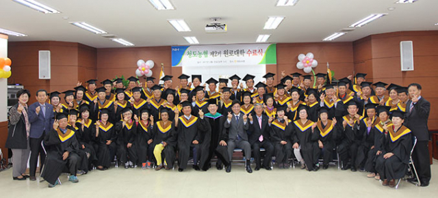 청도농협이 운영하는 원로대학은 상속 및 세금 문제 등 원로 조합원들의 노후 생활에 필요한 프로그램으로 호평을 받고 있다. 청도농협 제공