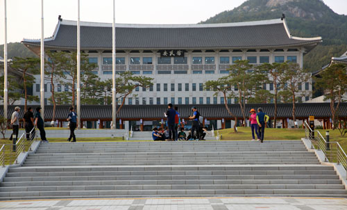 높이 332m의 검무산을 배경으로 웅장한 자태를 자랑하는 경북도청 본관은 청와대를 옮겨놓은 듯한 모습 덕에 연간 방문객이 70만 명에 달하는 등 관광객의 발길이 끊이지 않고 있다. 김영진 기자