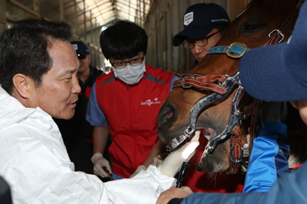재능기부활동에 참여하고 있는 이양호 회장
