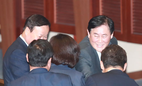 최경환(오른쪽) 자유한국당 국회의원이 지난달 27일 오후 국회 본회의장에서 동료 의원들과 인사하고 있다. 연합뉴스