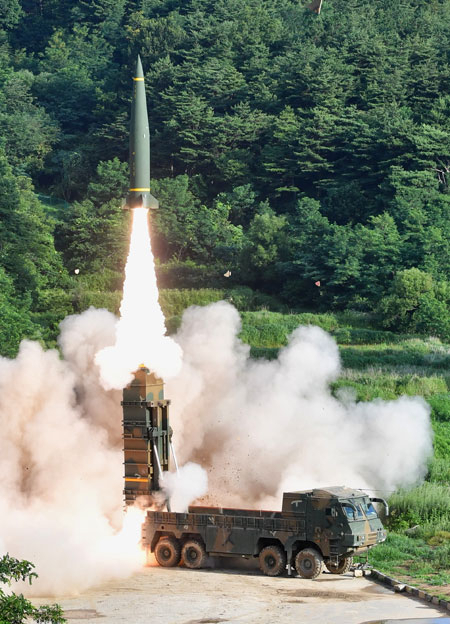 북한의 대륙간탄도미사일(ICBM) 도발에 대응해 5일 오전 동해안에서 열린 한미 연합 탄도미사일 타격훈련에서 한국군 탄도미사일 현무-2A가 발사되고 있다. 합동참모본부 제공
