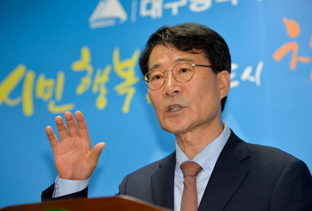 장하성 청와대 정책실장이 5일 대구시청 기자실에서 정부의 경제정책 방향과 일자리 추경을 설명하고 있다. 우태욱 기자 woo@msnet.co.kr
