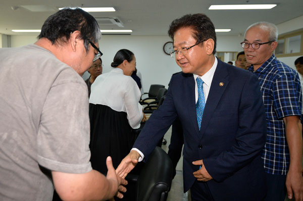 6일 오후 성주사드배치반대투쟁위 관계자들과 면담을 위해 성주군청을 찾은 서주석(오른쪽) 국방부 차관이 투쟁위 주민과 악수하고 있다. 우태욱 기자 woo@msnet.co.kr