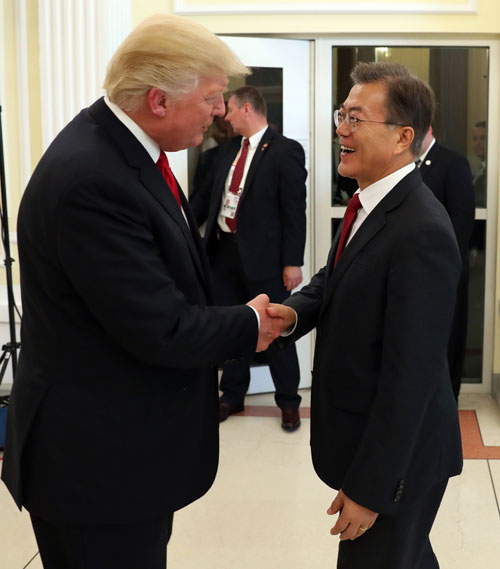 문재인 대통령과 도널드 트럼프 미국 대통령이 6일 오후(현지시간) G20 정상회의가 열리는 독일 함부르크 시내 미국총영사관에서 열린 한미일 정상만찬에서 다시 만나 인사하고 있다. 연합뉴스