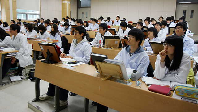의학전문대학원이 의대로 전환되면서 의대 모집인원이 늘어났다. 계명대 의대의 수업 모습.매일신문 DB