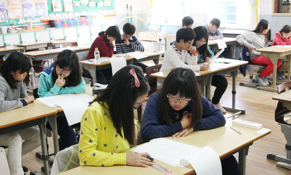 지난해 전국 각지에서 2인 1팀을 이루어 전국 창의력경진대회에 참가한 초등학생들이 기발한 아이디어와 창의적 사고를 기반으로 문제를 해결하고 있다. 대구시교육청 제공