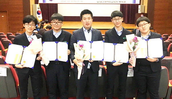 지난해 전국 창의력경진대회 중학생 부문에서 대상을 받은 덕원중 학생들이 신동익(사진 가운데) 지도교사와 함께 상장을 들고 있다. 대구시교육청 제공