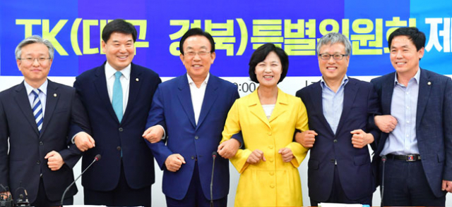 더불어민주당 대구경북특별위원회 1차 회의가 10일 오전 민주당 원내대표실에서 열렸다. 왼쪽부터 권칠승 민주당 대구경북특위 간사(경기 화성병, 영천 출신), 홍의락 민주당 대구경북특위 위원장(대구 북을·봉화 출신), 김관용 경북도지사, 추미애 민주당 대표(서울 광진을·대구 달성 출신), 김연창 대구 경제부시장, 김현권 민주당 대구경북특위 간사(비례·의성 출신)가 협력을 다짐하고 있다. 권영진 대구시장은 월요일 아침 여의도 일대 극심한 교통난으로 조금 늦게 도착해 기념촬영에 참여하지 못했다. 경북도 제공