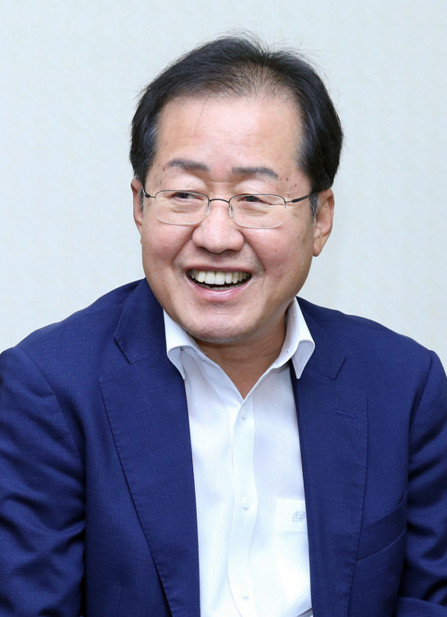 홍준표 자유한국당 대표는 17일 오후 서울 여의도 한국당 당사에서 대표 취임 이후 매일신문과 첫 언론 인터뷰를 하며 