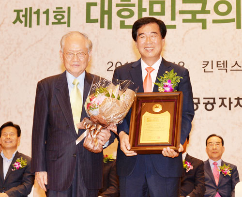 최영조 경산시장이 18일 경기도 고양시 킨텍스에서 열린 제22회 한국지방자치경영대상 시상식에서 종합대상을 수상하고 있다. 경산시 제공
