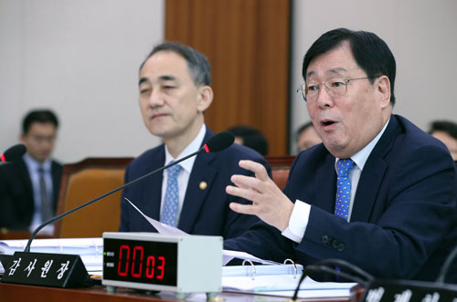 황찬현 감사원장이 18일 오전 국회 법제사법위원회 전체회의에서 국산 헬기 수리온 감사 결과와 관련해 의원들의 질문에 답하고 있다. 연합뉴스
