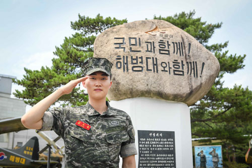 군 복무 동안 월급을 모아 장학금으로 기부한 김도훈 병장. 해병대 1사단 제공