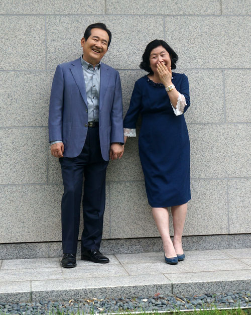 정세균 국회의장과 부인 최혜경 씨가 24일 국회에서 손을 잡고 포즈를 취했다. 