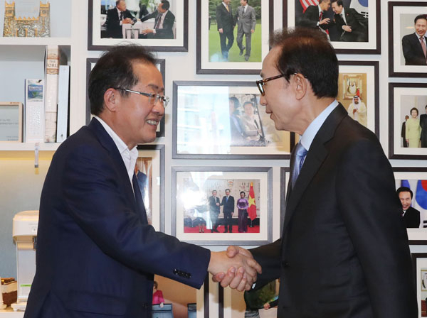 홍준표 자유한국당 대표가 25일 오후 서울 강남구 대치동 이명박 전 대통령 사무실에서 이 전 대통령을 만나 악수하고 있다. 연합뉴스