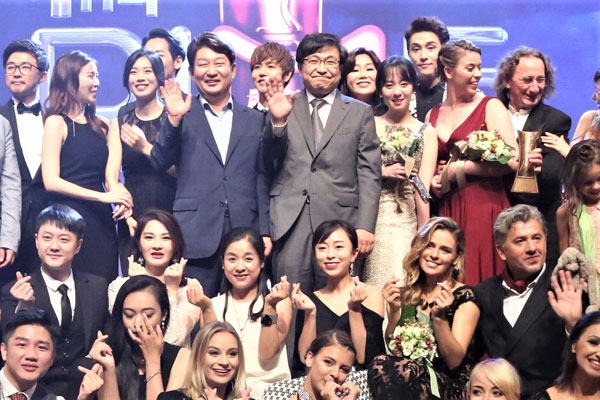 제11회 딤프 어워즈에서 권영진 대구시장, 수상자들과 함께 기념촬영을 한 장 이사장.