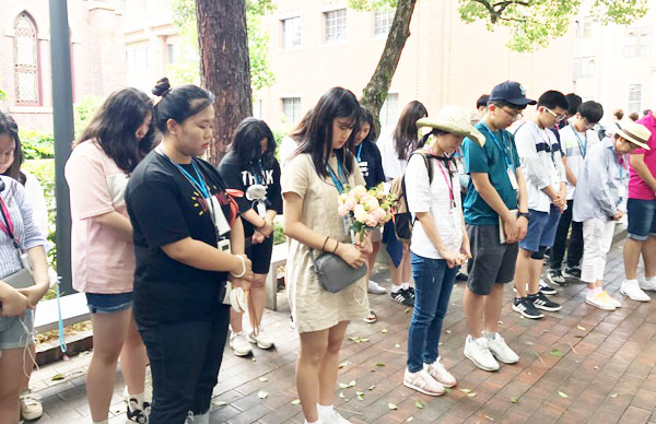 대구중앙고 해외 문학기행단이 시인 윤동주와 정지용이 유학했던 일본 도시샤대학을 찾아 시비 앞에서 묵념을 올리고 있다. 대구중앙고 제공